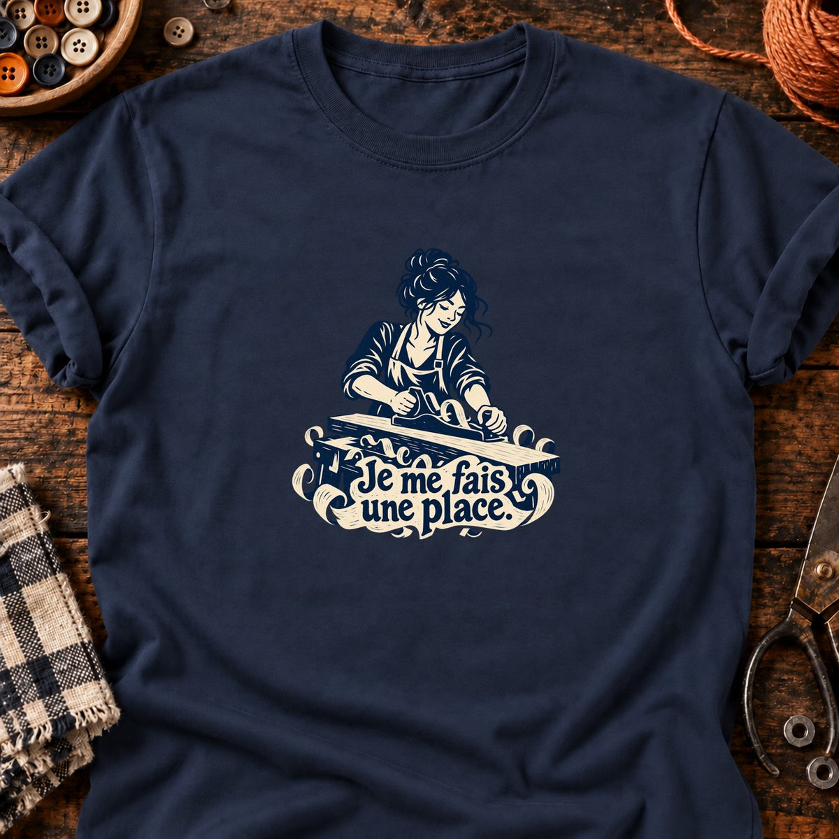Je me fais une place — Menuiserie — T-shirt bleu marine