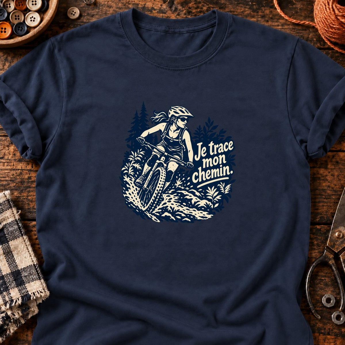 VTT femme en forêt boueuse — T-shirt bleu marine