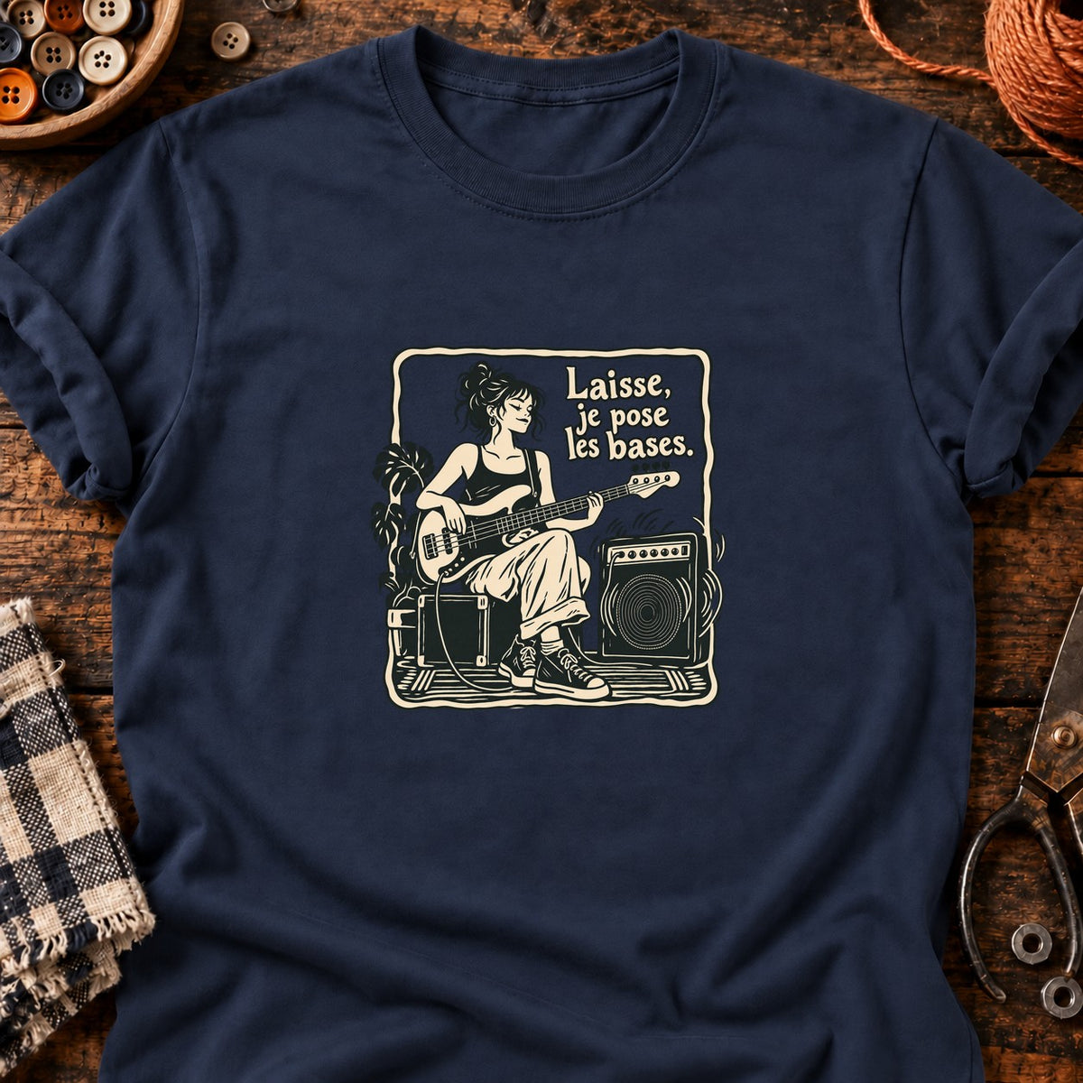 Bassiste au groove affirmé — T-shirt bleu marine