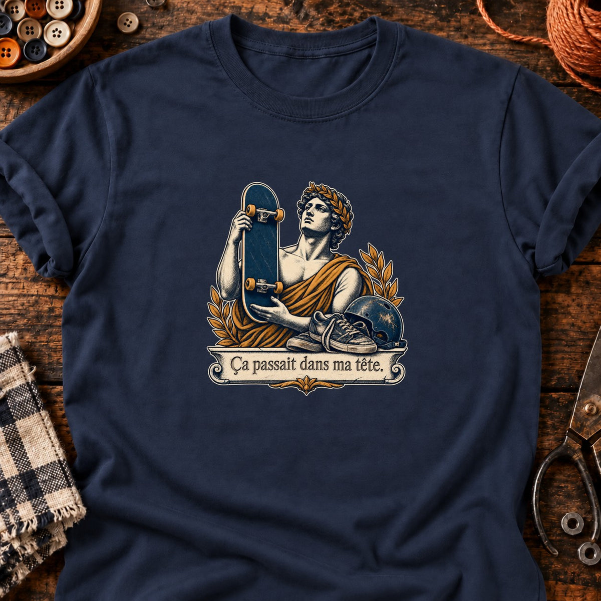 Skateboard et chaussures usées — T-shirt bleu marine