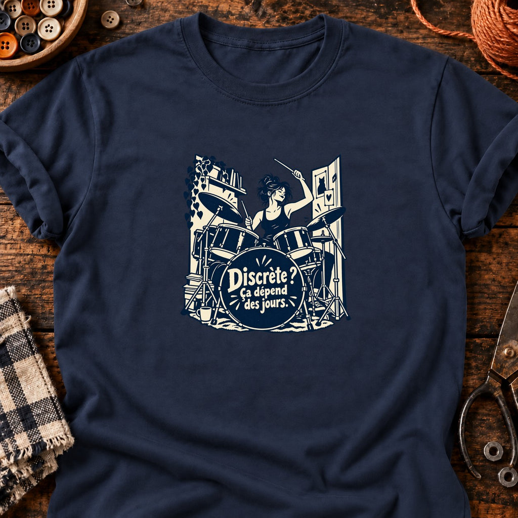 Batteuse dans une toute petite pièce — T-shirt bleu marine