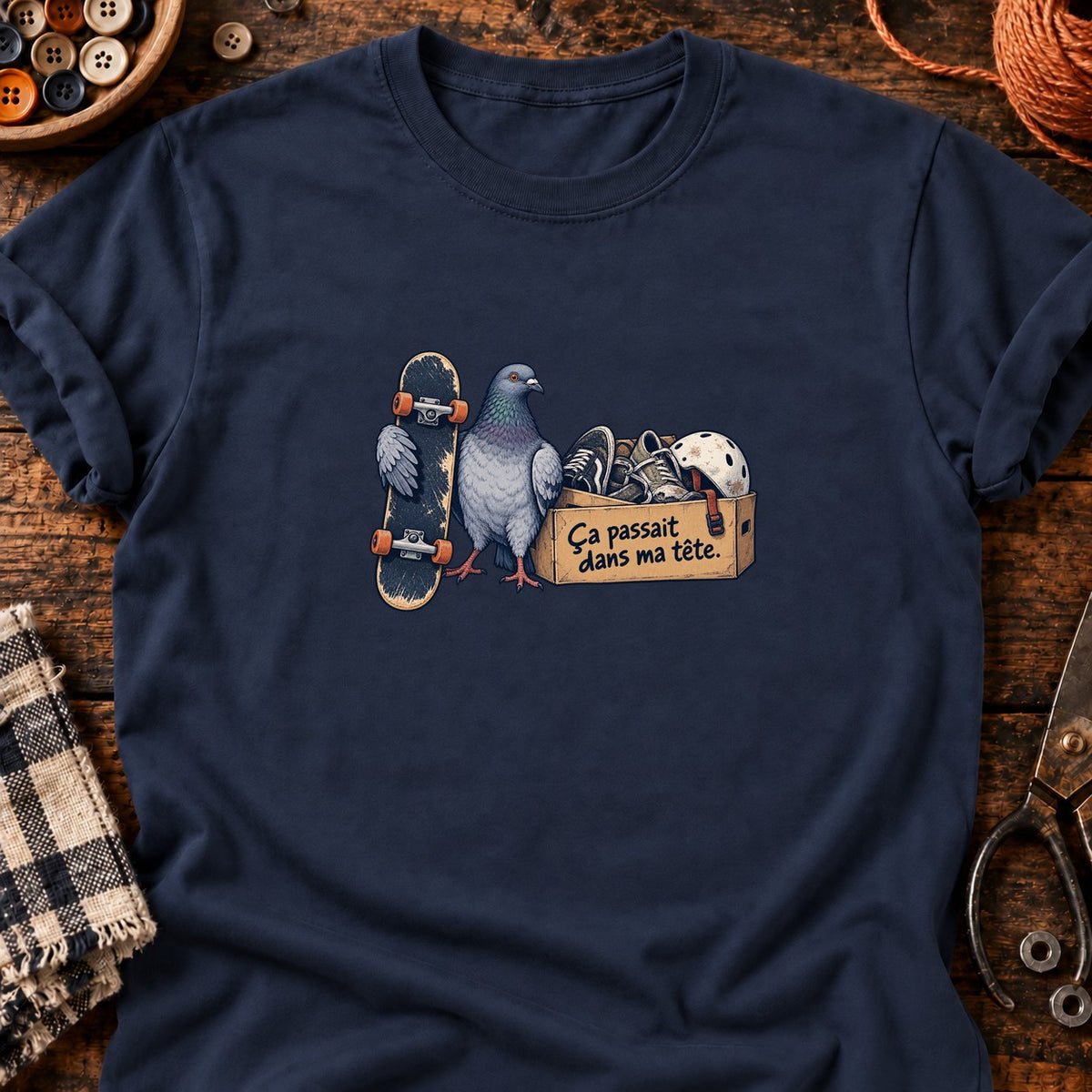 Skate et chaussures usées — T-shirt bleu marine