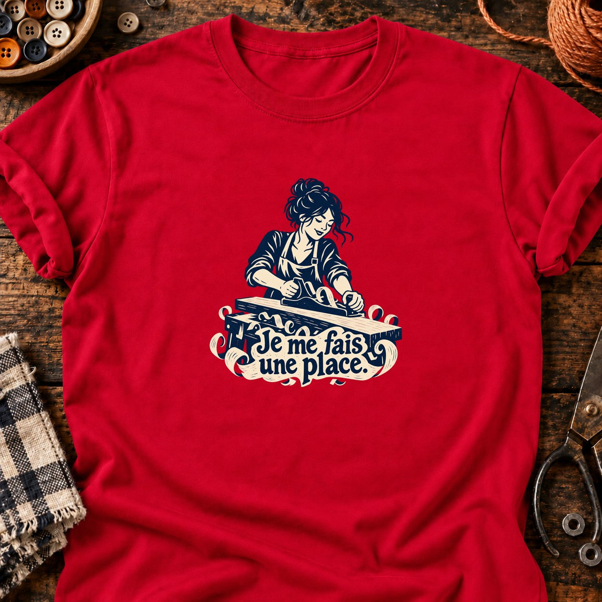 Je me fais une place — Menuiserie — T-shirt rouge