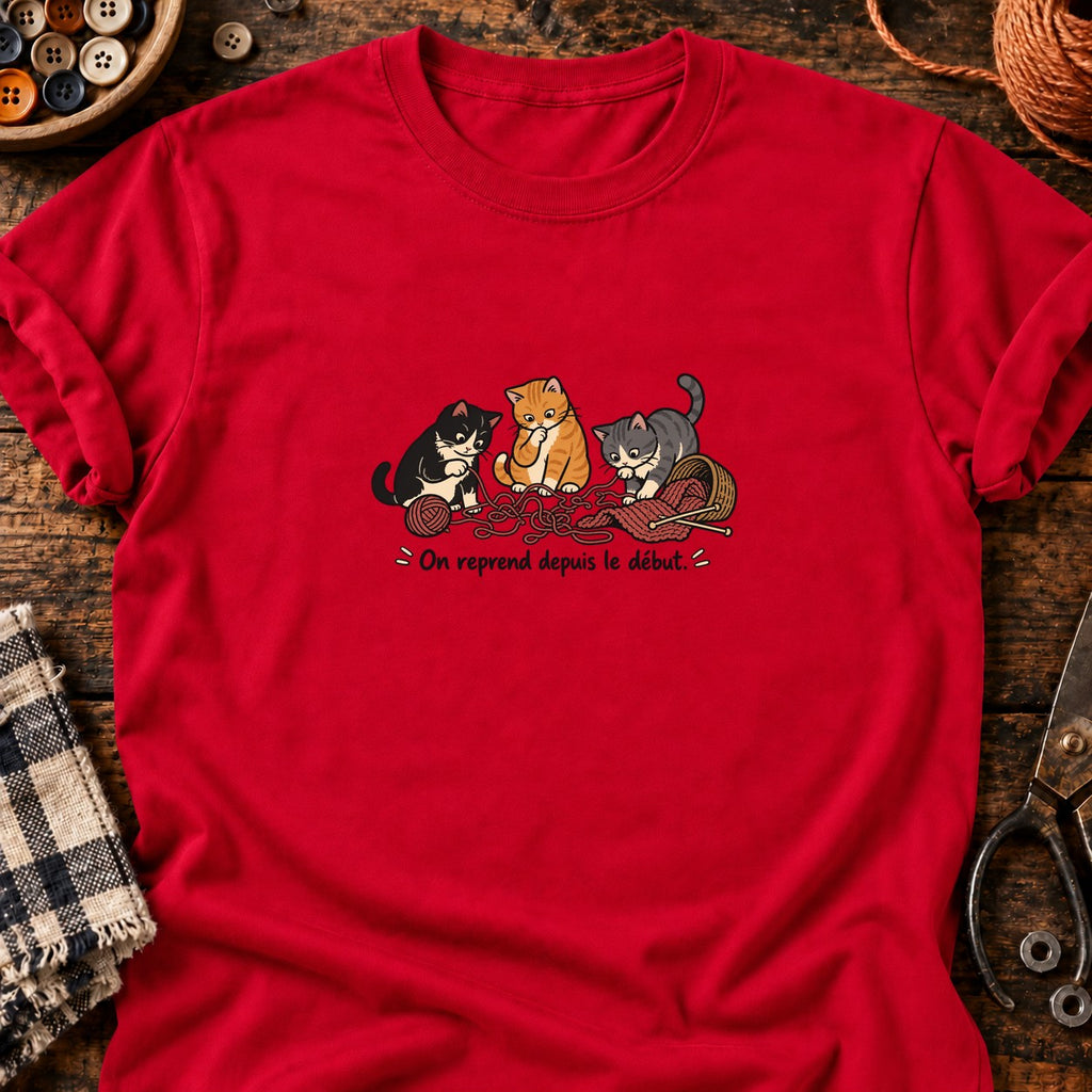 Trois chats et la laine emmêlée — T-shirt rouge