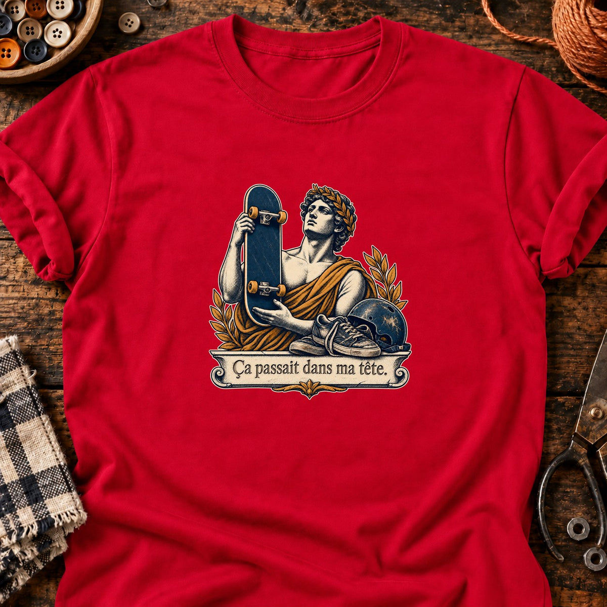 Skateboard et chaussures usées — T-shirt rouge