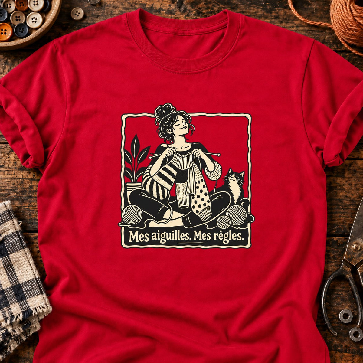 Mes aiguilles. Mes règles. Femme tricotant — T-shirt rouge