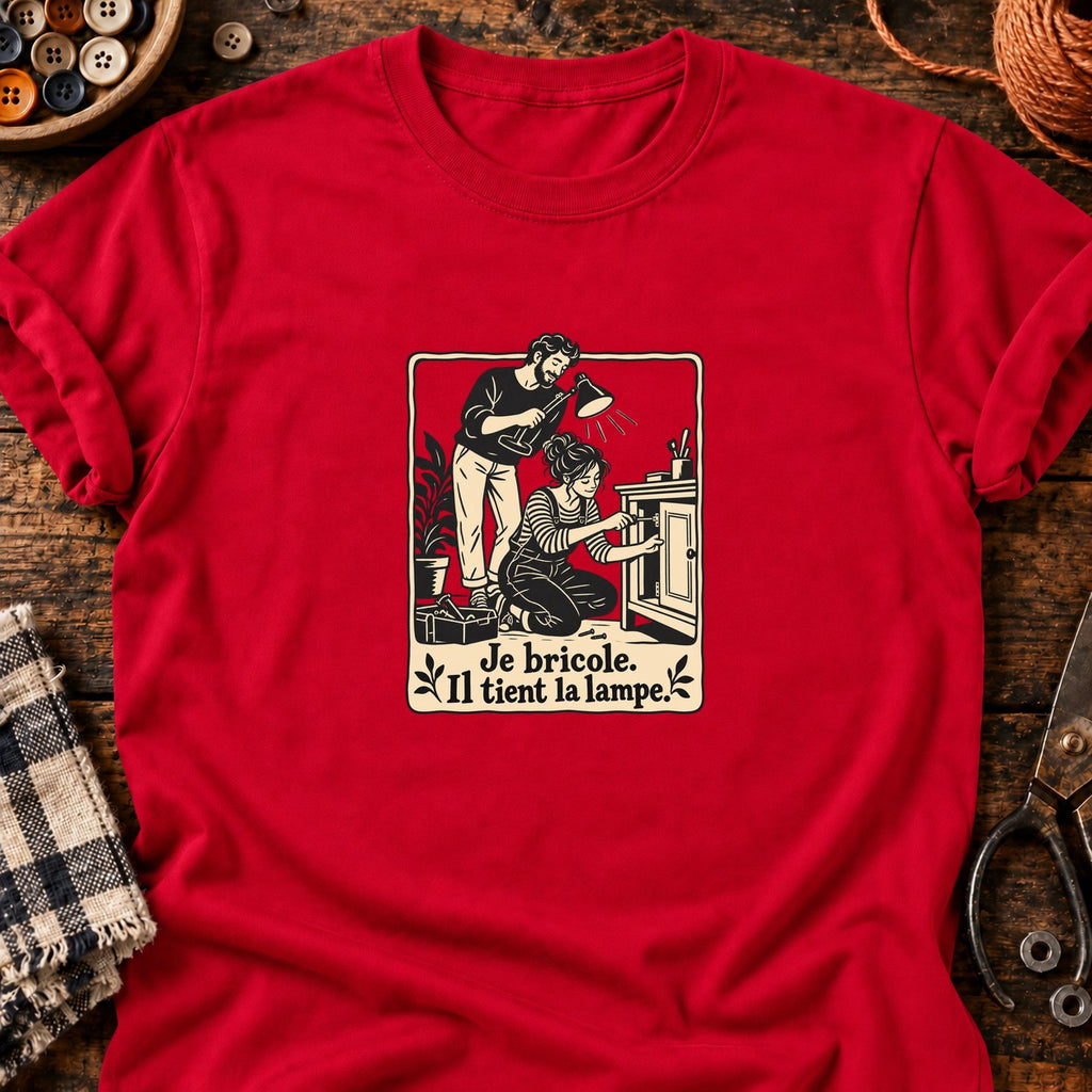 Je bricole. Il tient la lampe. — T-shirt rouge