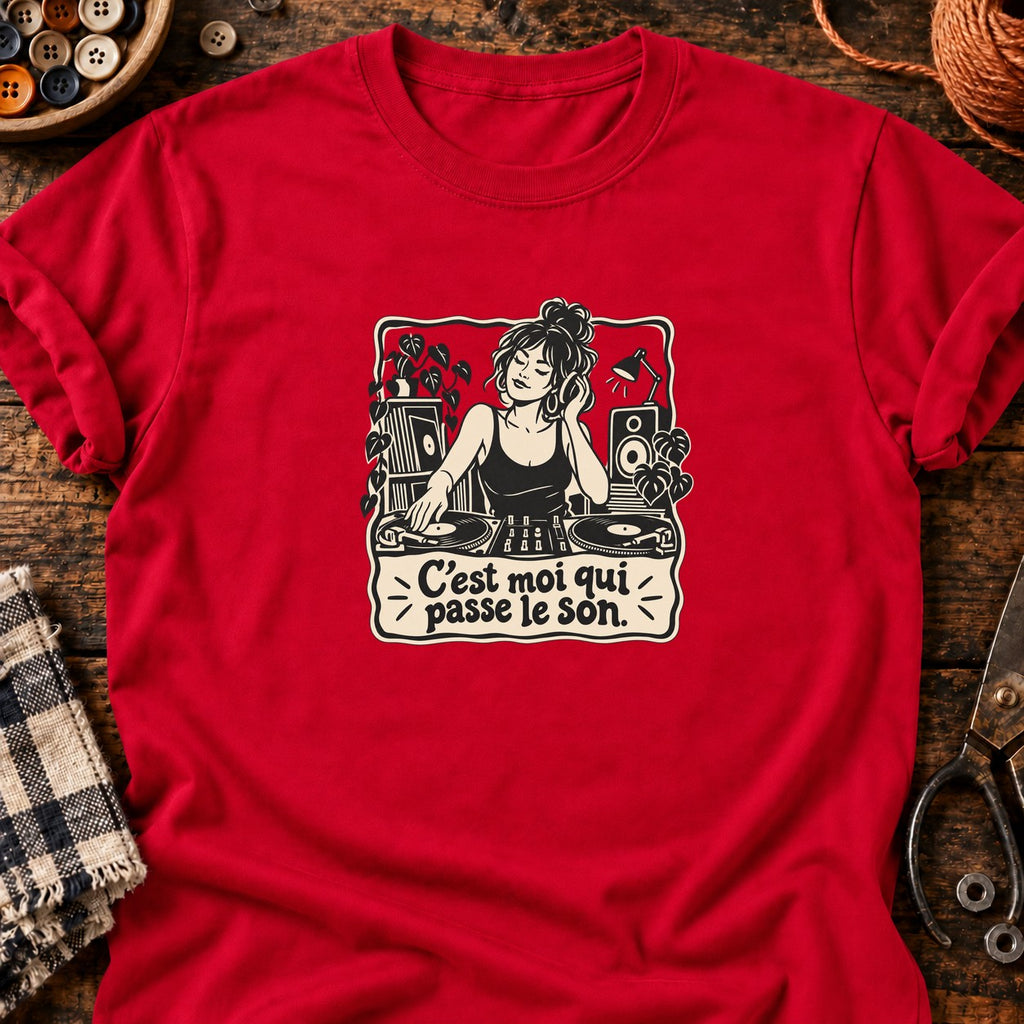 DJ femme rétro C’est moi qui passe le son — T-shirt rouge