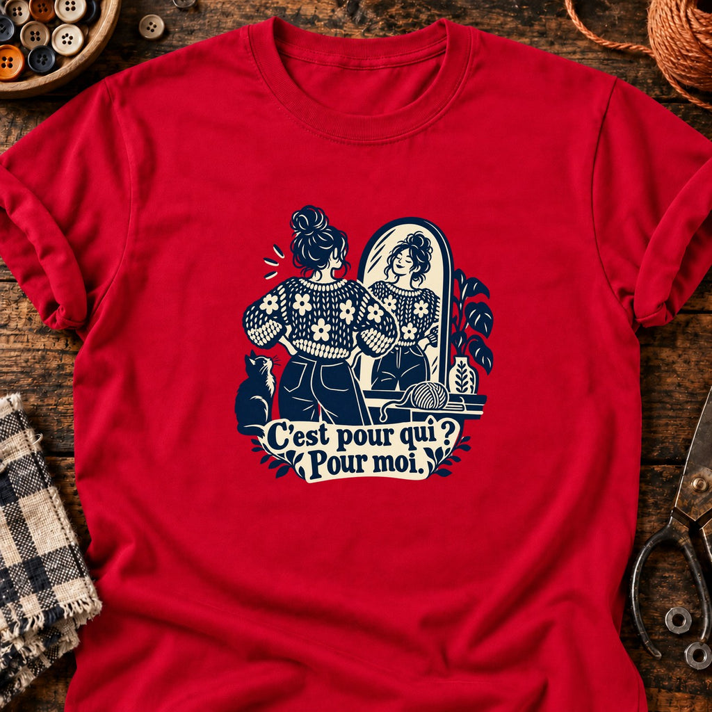 Femme admirant son pull fait main — T-shirt rouge