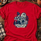 Femme admirant son pull fait main — T-shirt rouge