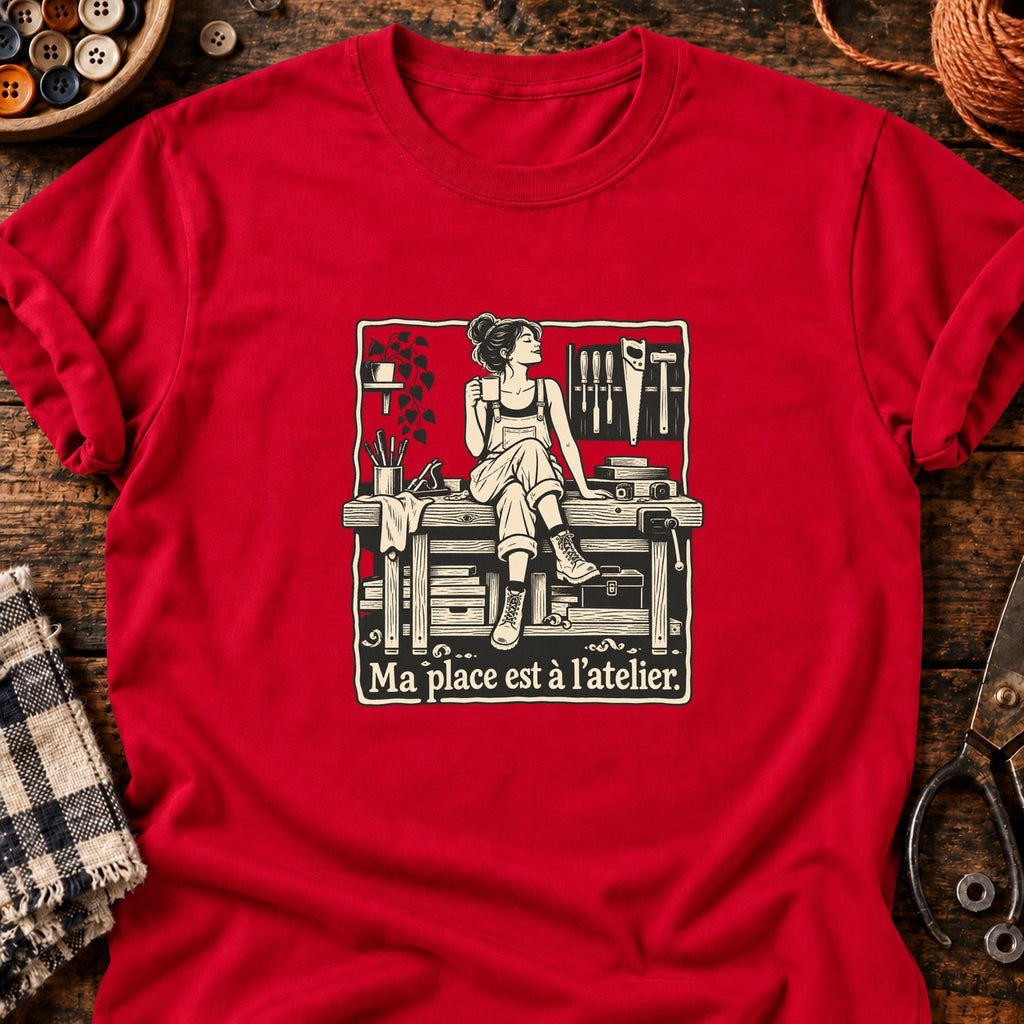 Ma place est à l’atelier. — T-shirt rouge