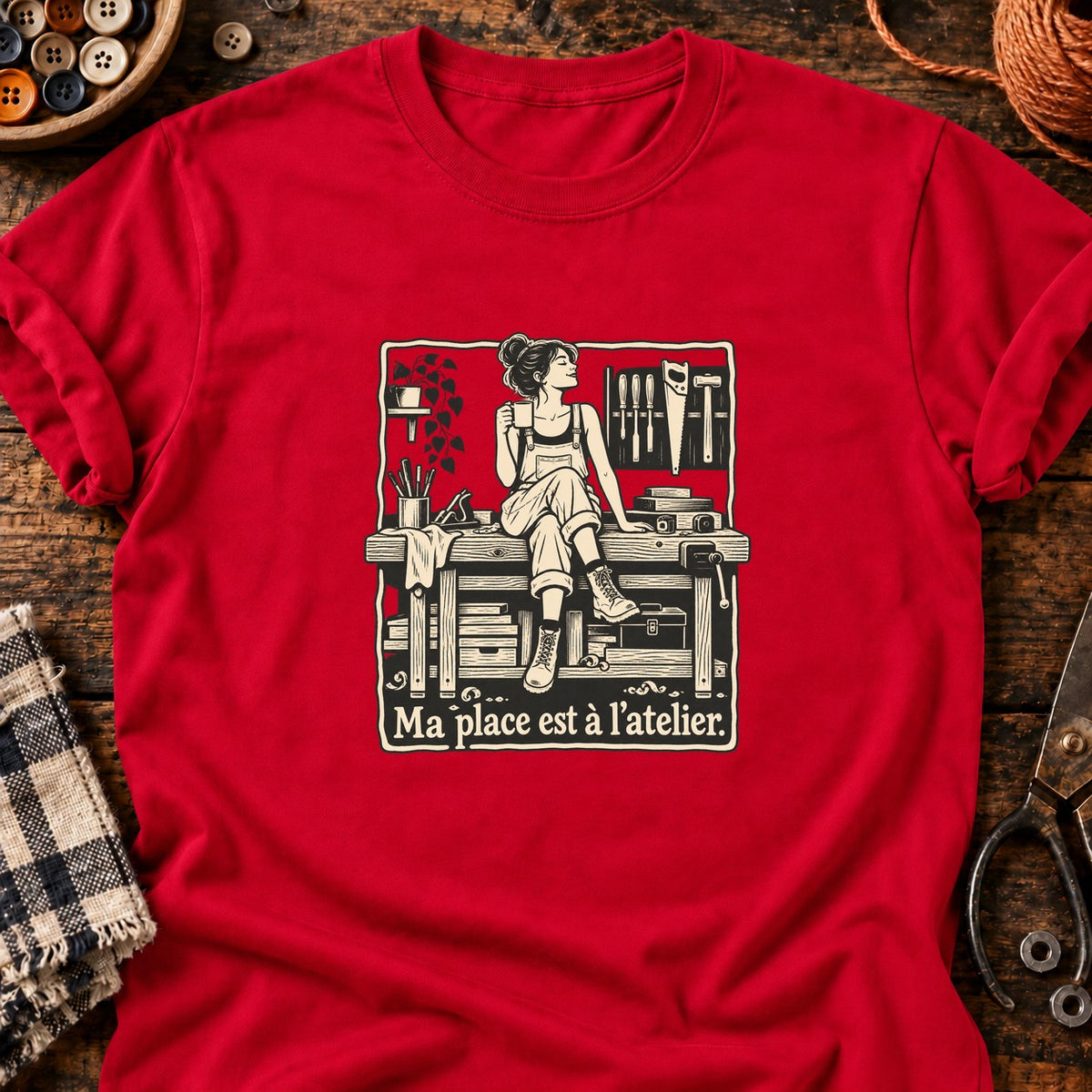 Ma place est à l’atelier. — T-shirt rouge