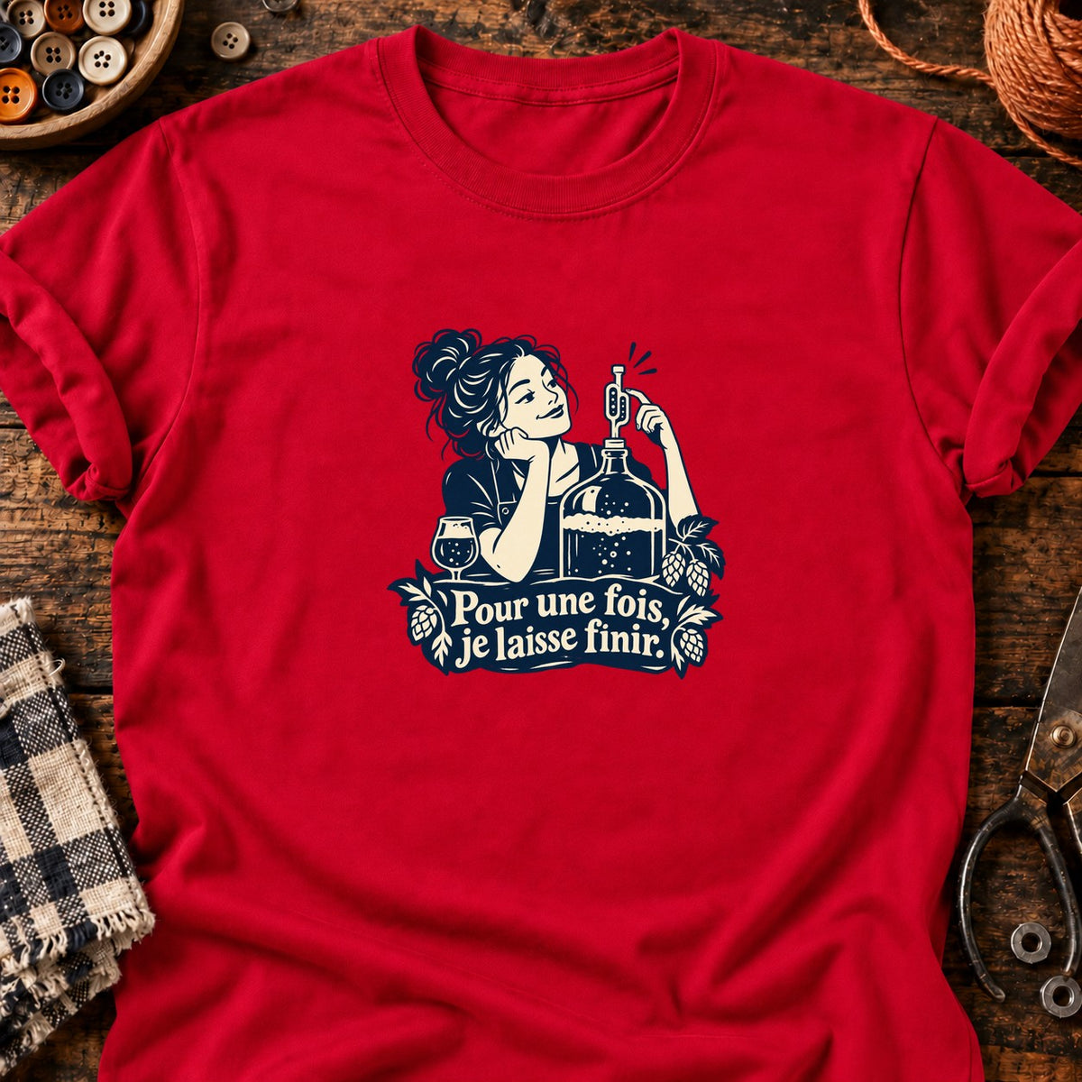 Brasseuse surveillant la fermentation — T-shirt rouge
