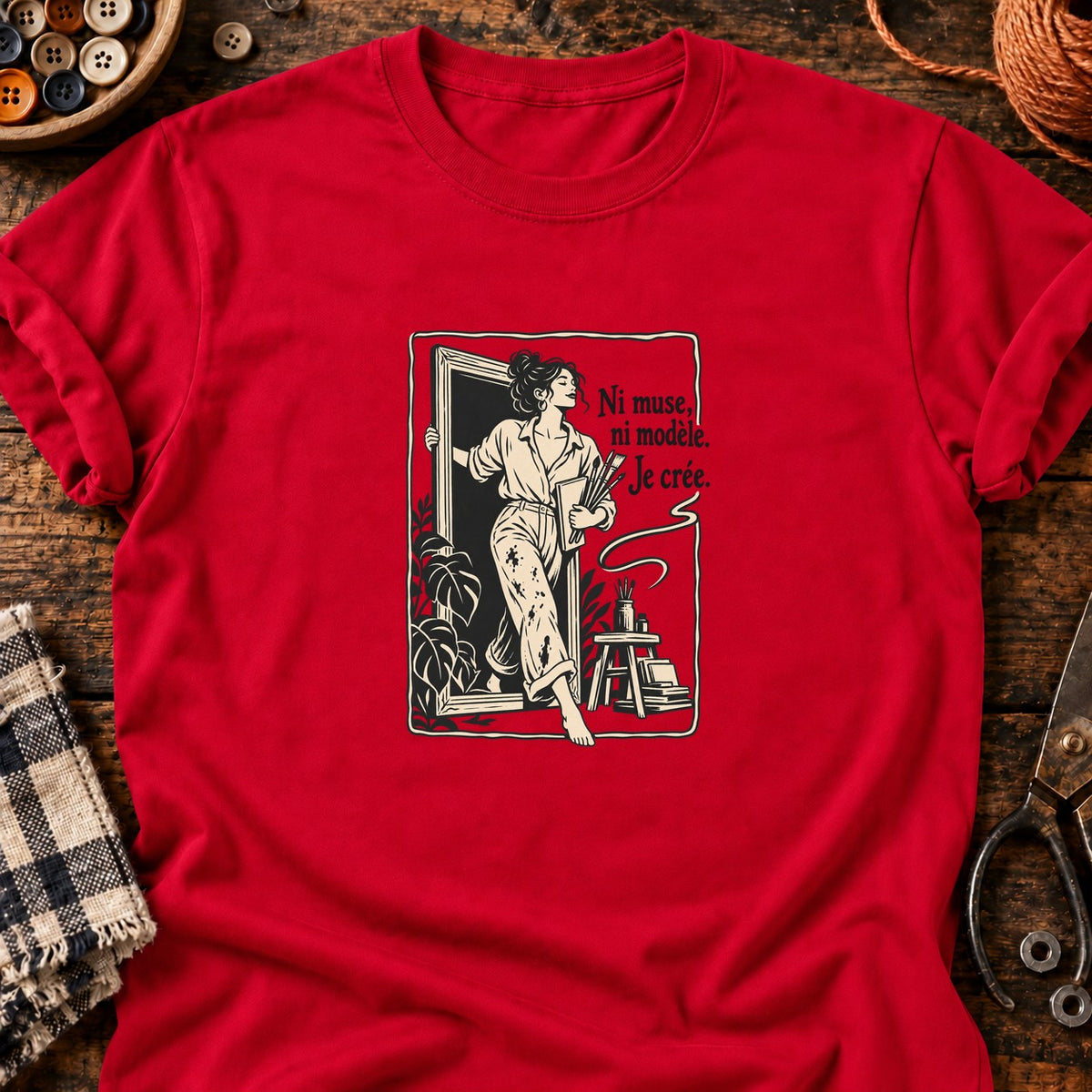 Ni muse, ni modèle. Je crée. — T-shirt rouge