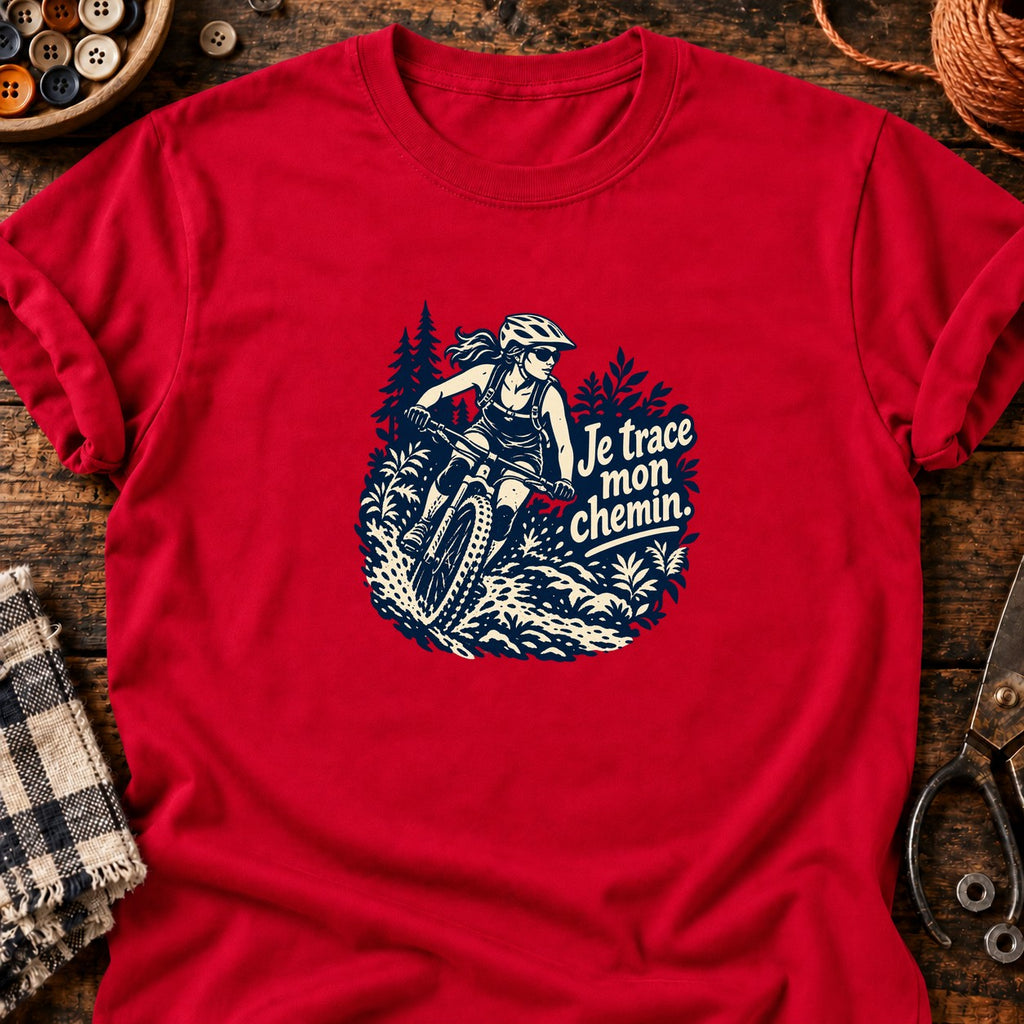 VTT femme en forêt boueuse — T-shirt rouge