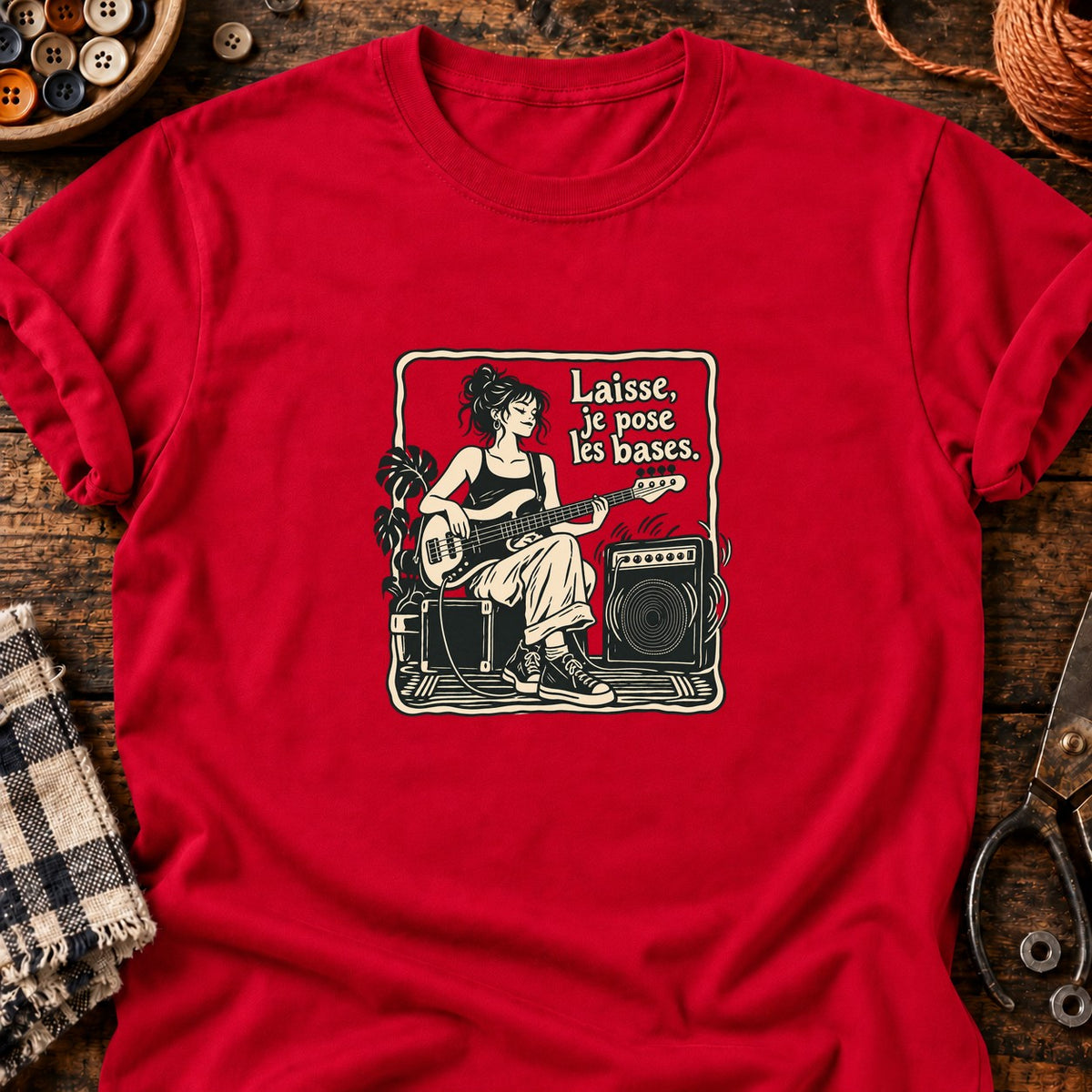 Bassiste au groove affirmé — T-shirt rouge