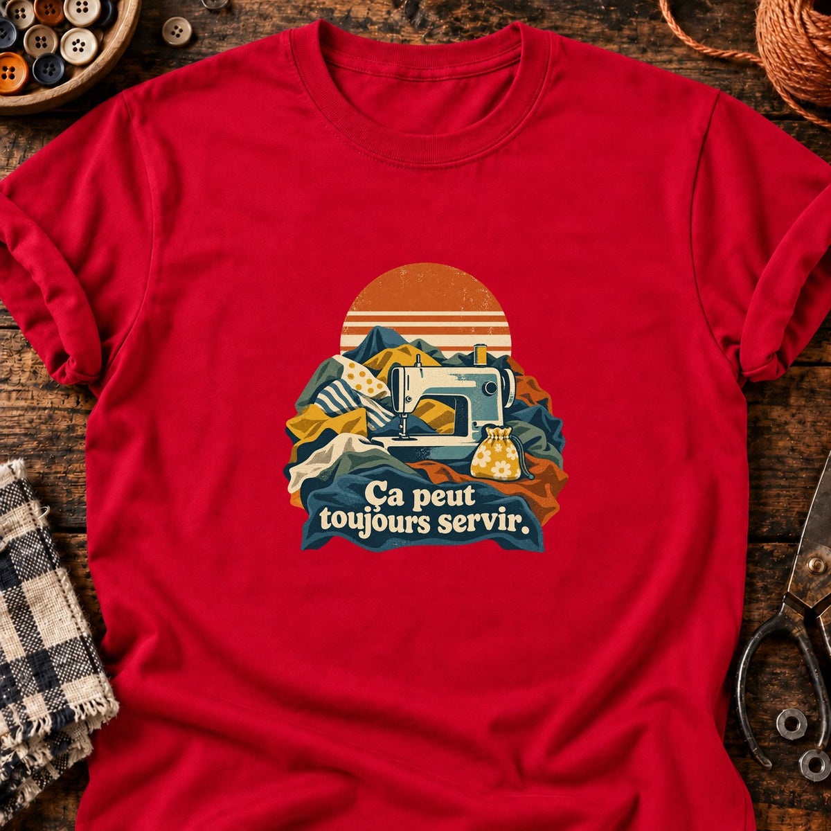 Machine à coudre rétro montagnes de tissu — T-shirt rouge