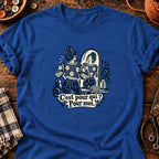 Femme admirant son pull fait main — T-shirt bleu roi