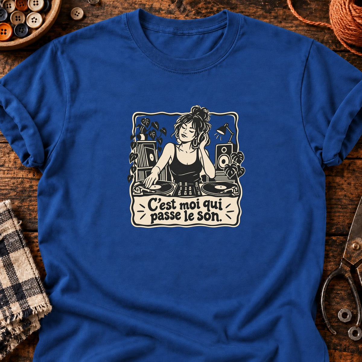 DJ femme rétro C’est moi qui passe le son — T-shirt bleu roi