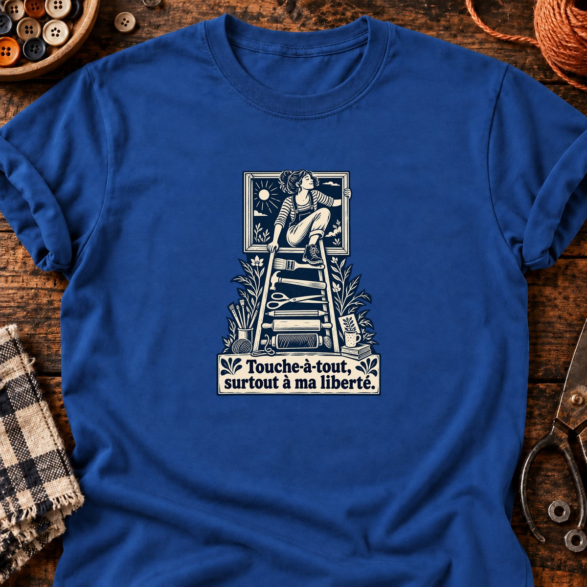 Femme libre sur échelle d’outils — T-shirt bleu roi