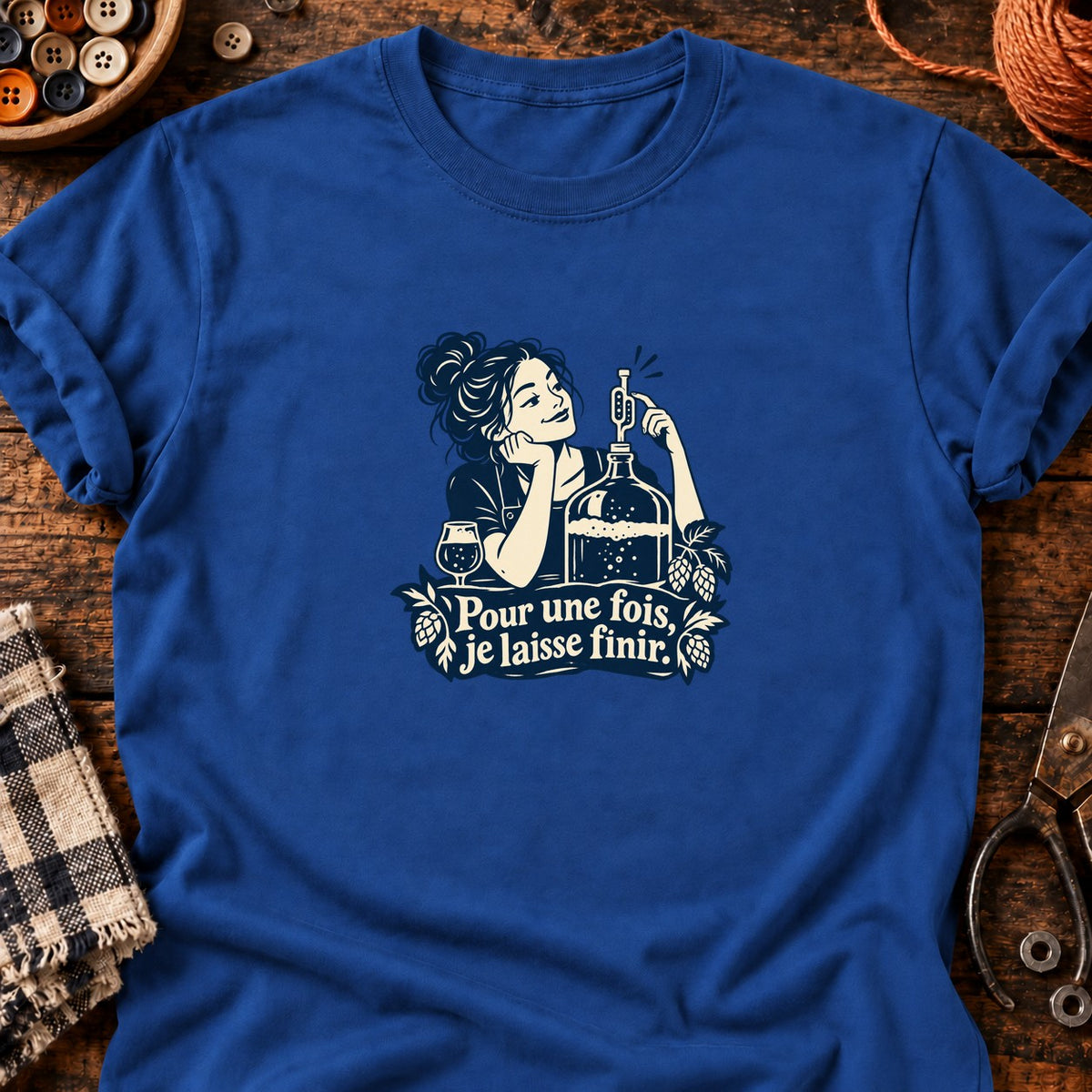 Brasseuse surveillant la fermentation — T-shirt bleu roi