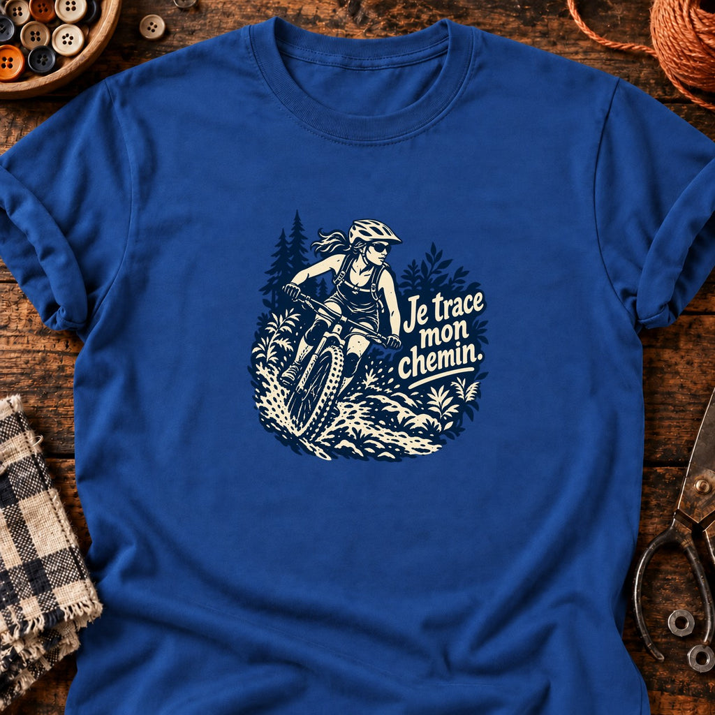 VTT femme en forêt boueuse — T-shirt bleu roi