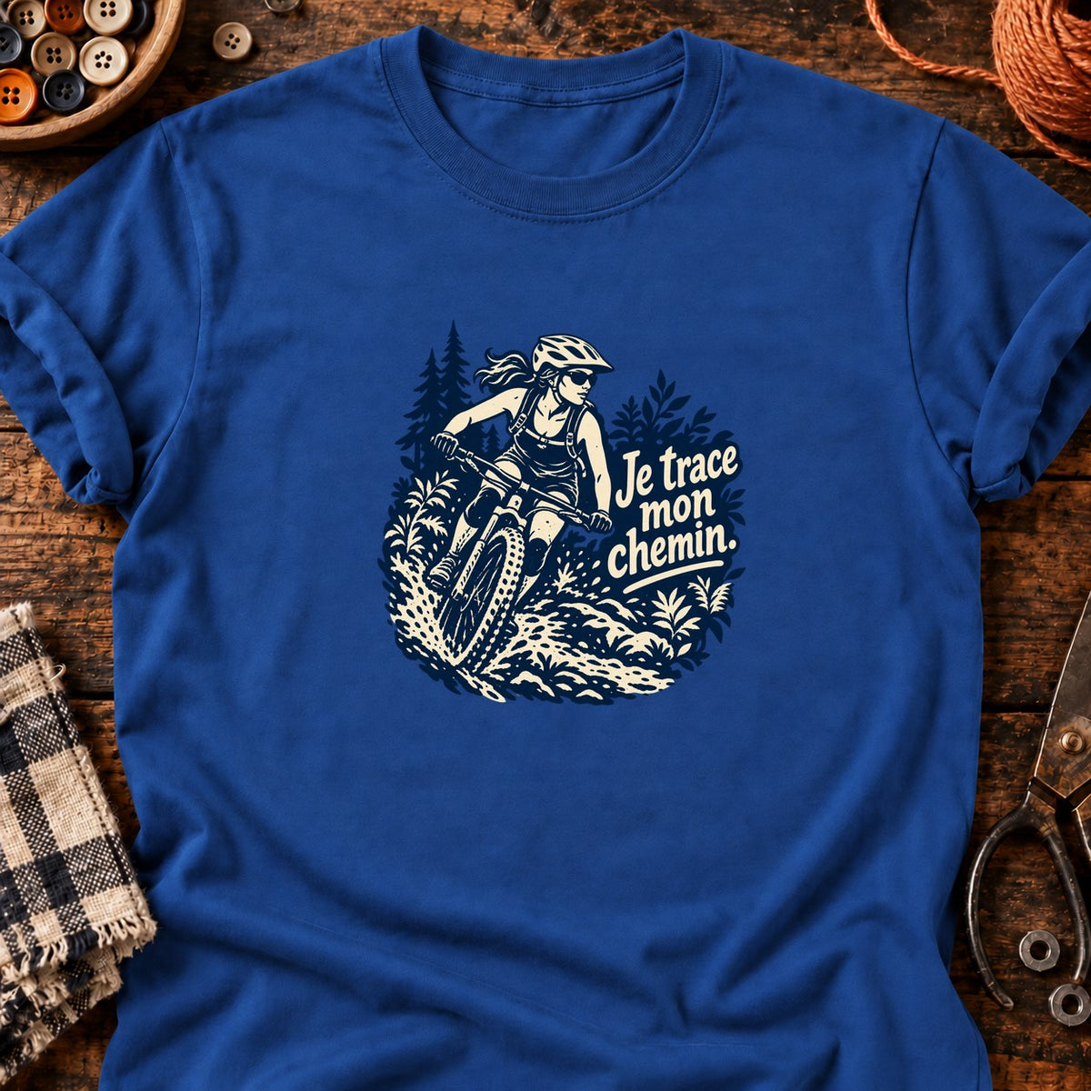 VTT femme en forêt boueuse — T-shirt bleu roi