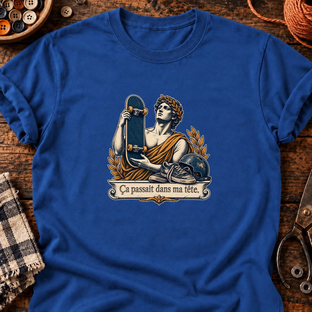 Skateboard et chaussures usées — T-shirt bleu roi