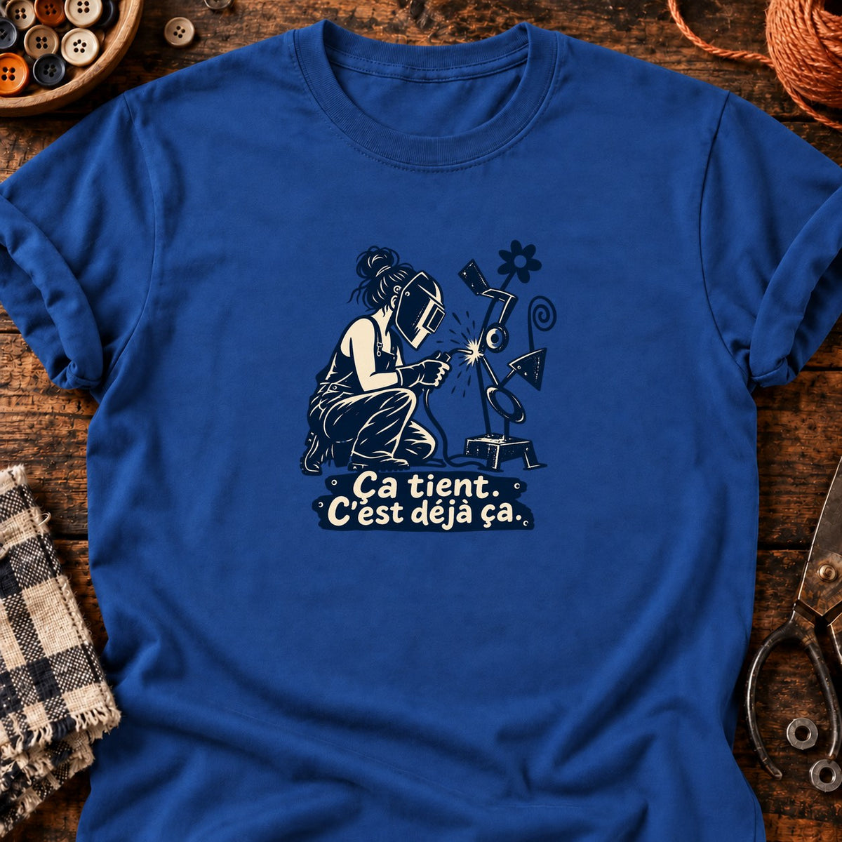 Soudeuse et sculpture bancale — T-shirt bleu roi