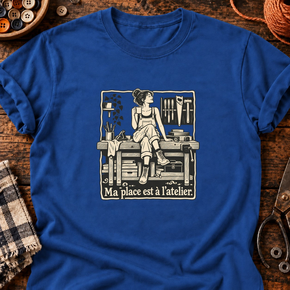 Ma place est à l’atelier. — T-shirt bleu roi