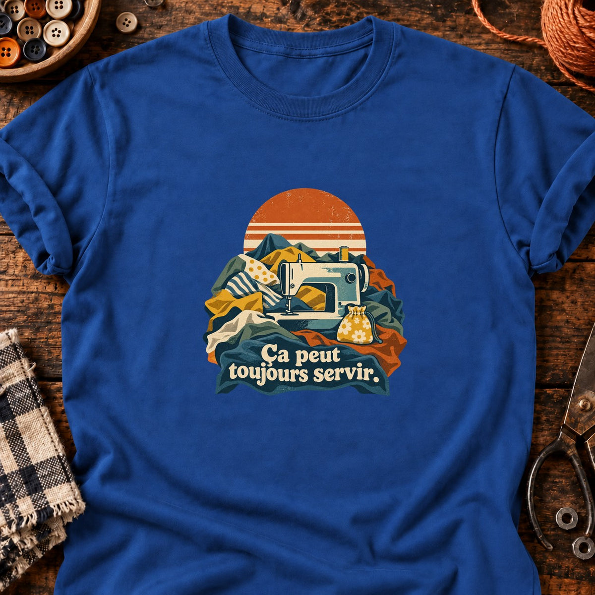 Machine à coudre rétro montagnes de tissu — T-shirt bleu roi