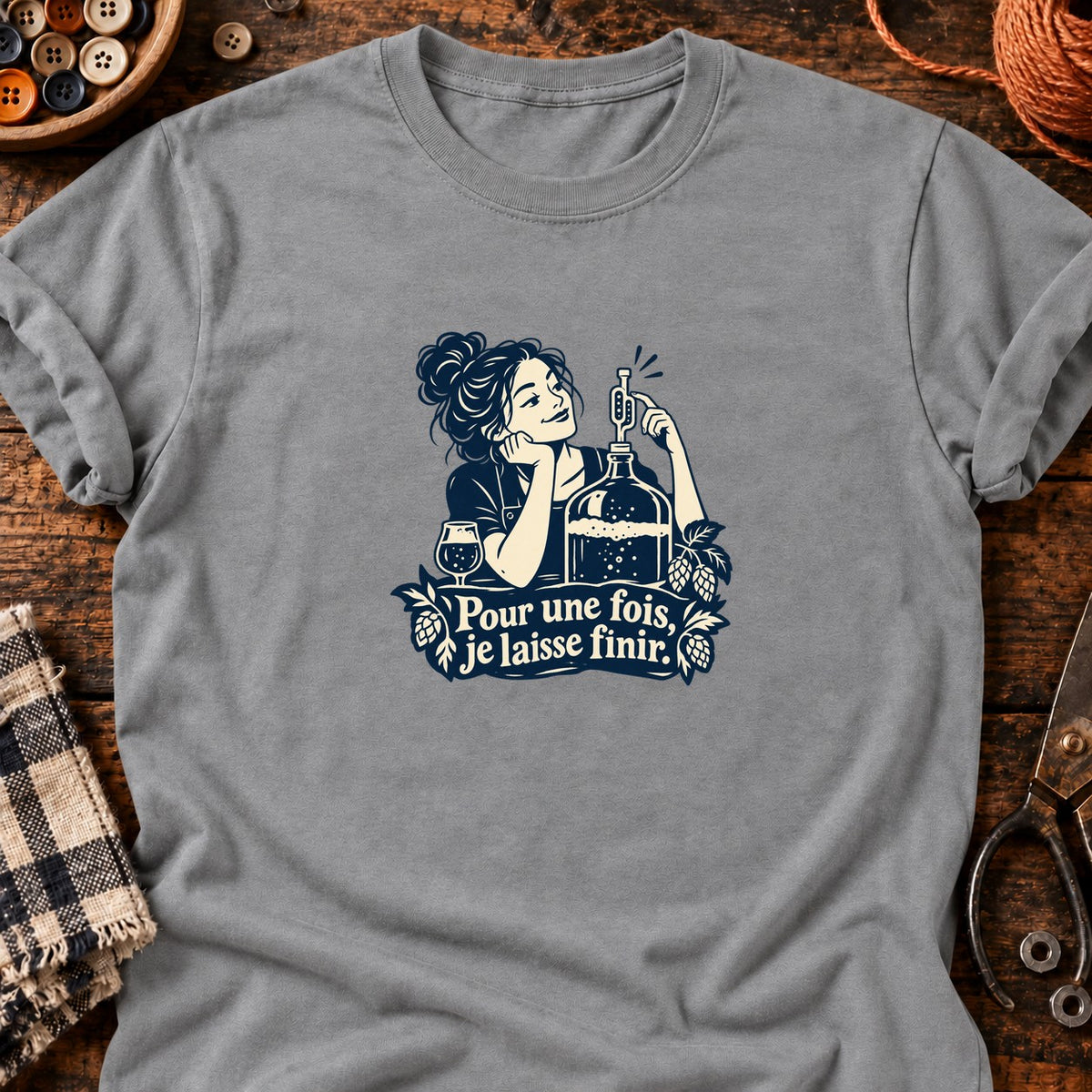 Brasseuse surveillant la fermentation — T-shirt gris chiné