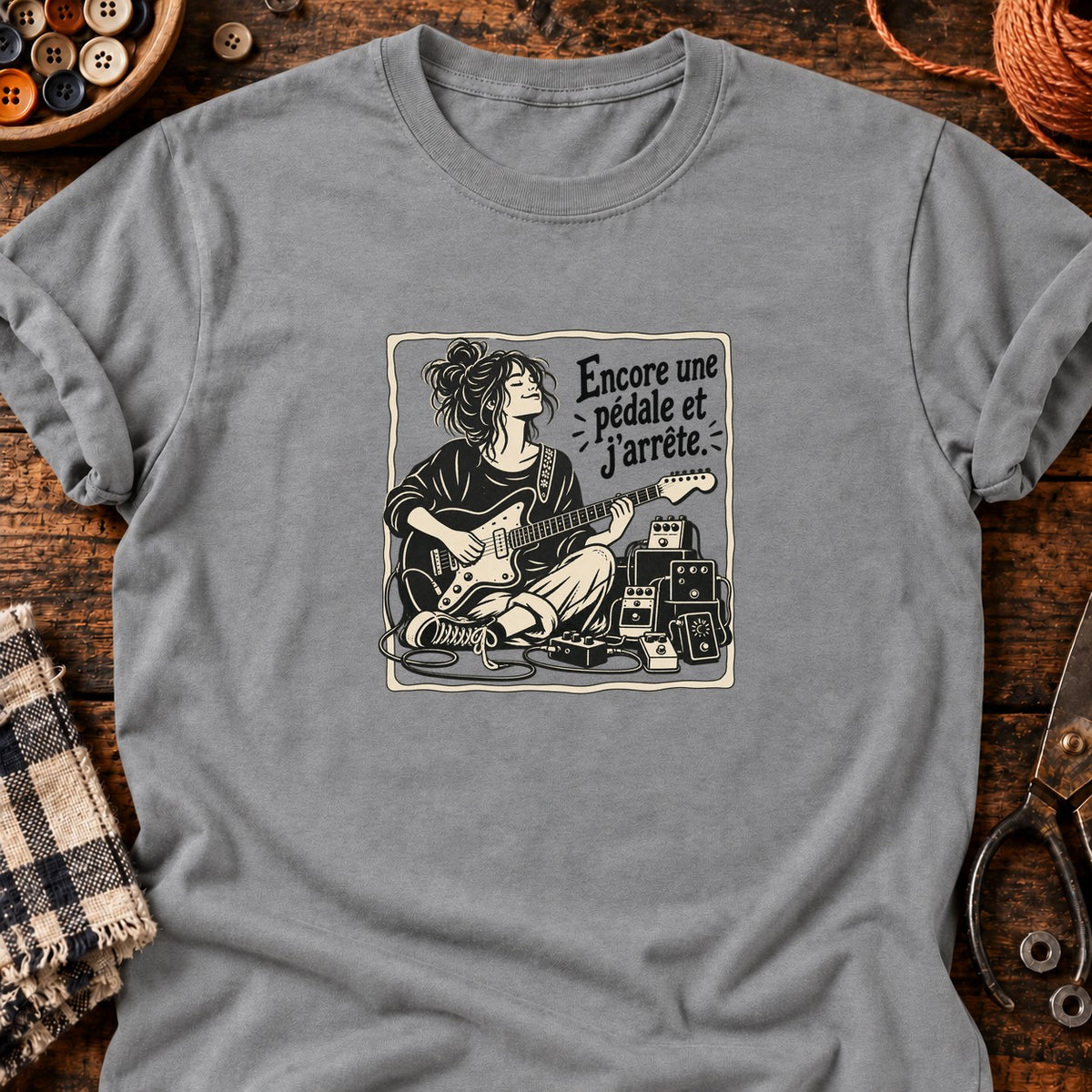 Guitariste et pédales Encore une pédale et j’arrête — T-shirt gris chiné