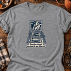 Femme libre sur échelle d’outils — T-shirt gris chiné
