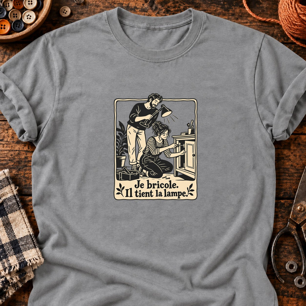 Je bricole. Il tient la lampe. — T-shirt gris chiné