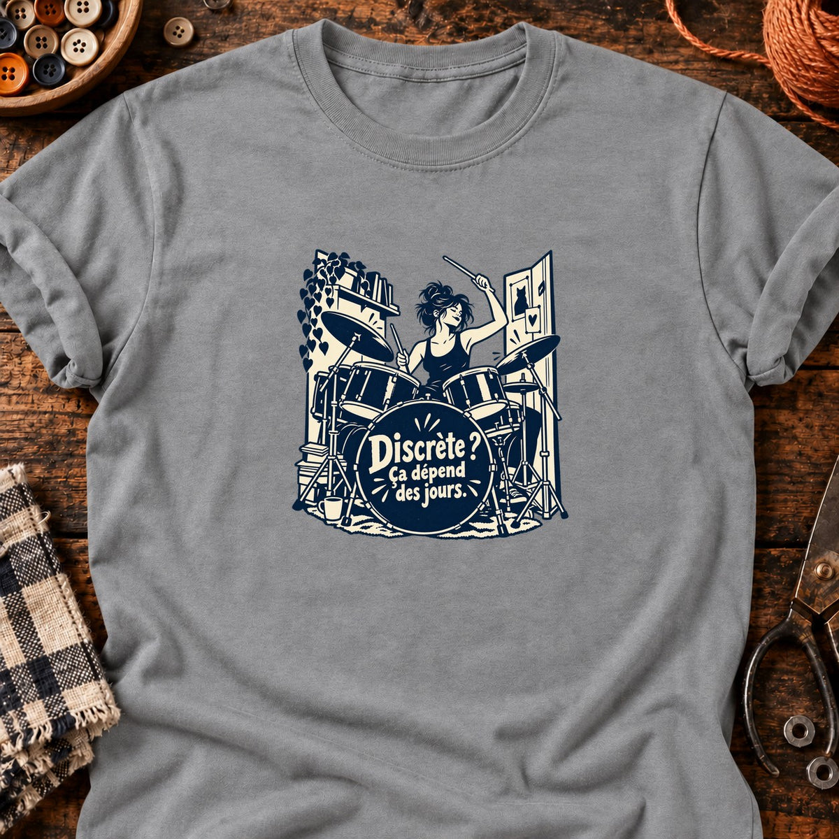 Batteuse dans une toute petite pièce — T-shirt gris chiné