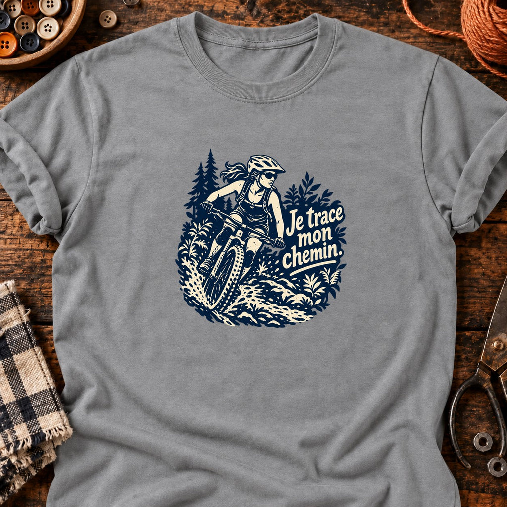 VTT femme en forêt boueuse — T-shirt gris chiné