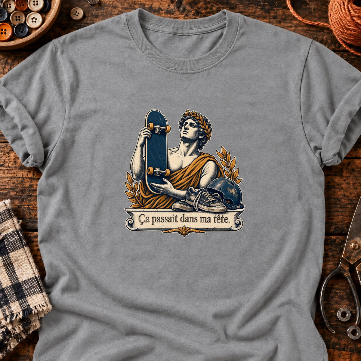 Skateboard et chaussures usées — T-shirt gris chiné