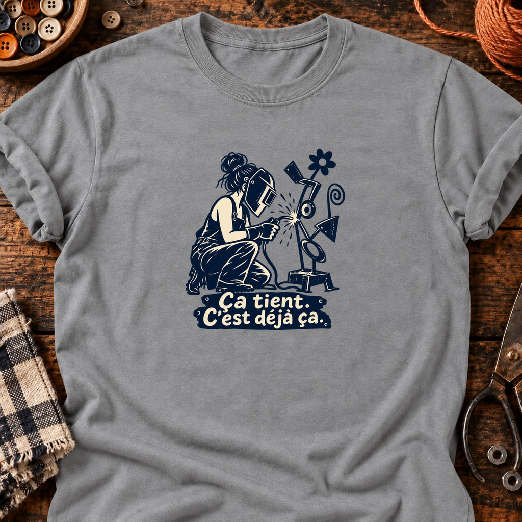 Soudeuse et sculpture bancale — T-shirt gris chiné