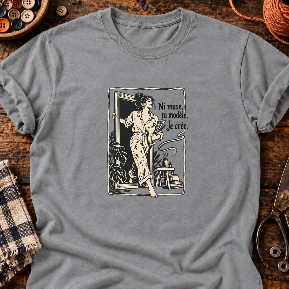 Ni muse, ni modèle. Je crée. — T-shirt gris chiné