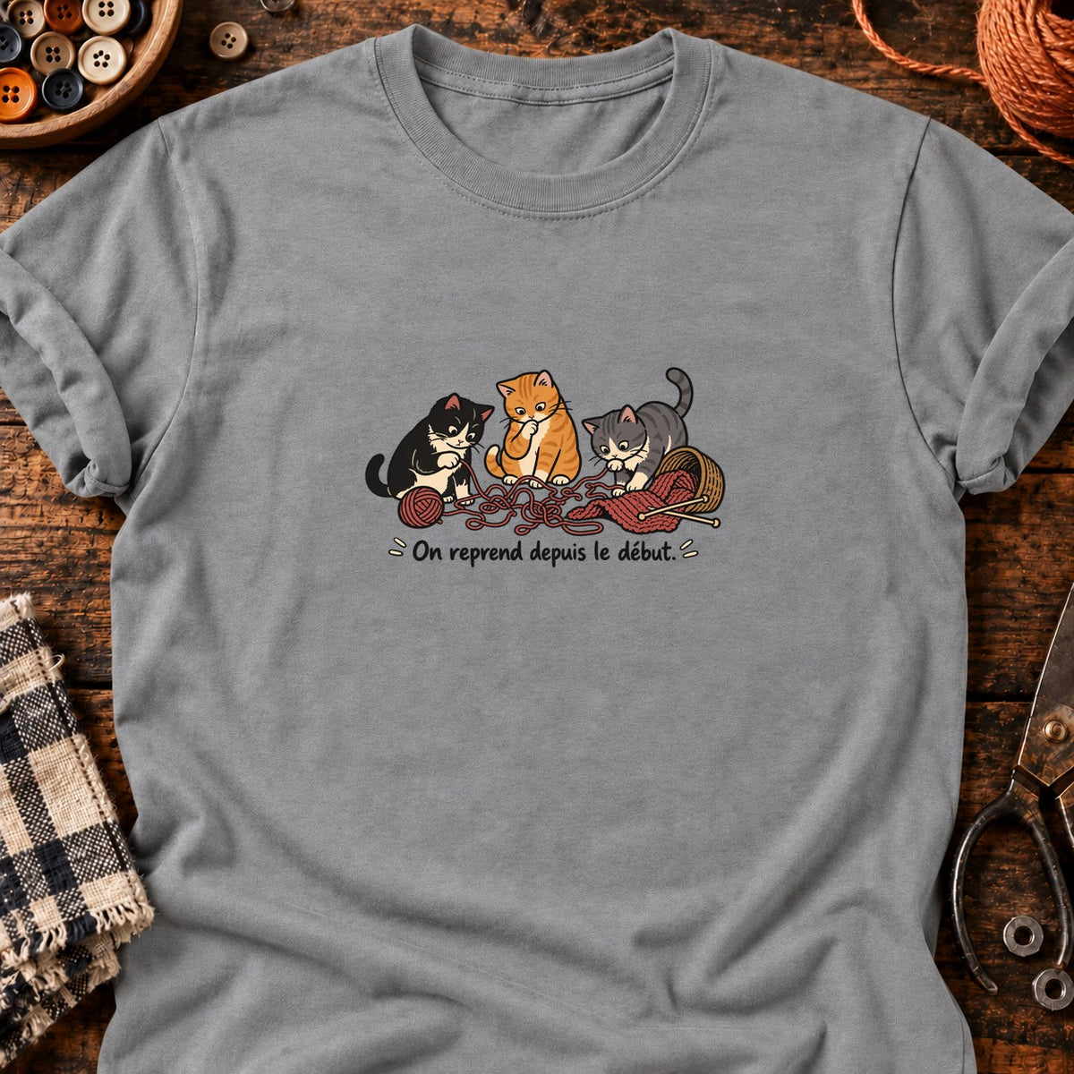 Trois chats et la laine emmêlée — T-shirt gris chiné