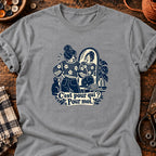 Femme admirant son pull fait main — T-shirt gris chiné