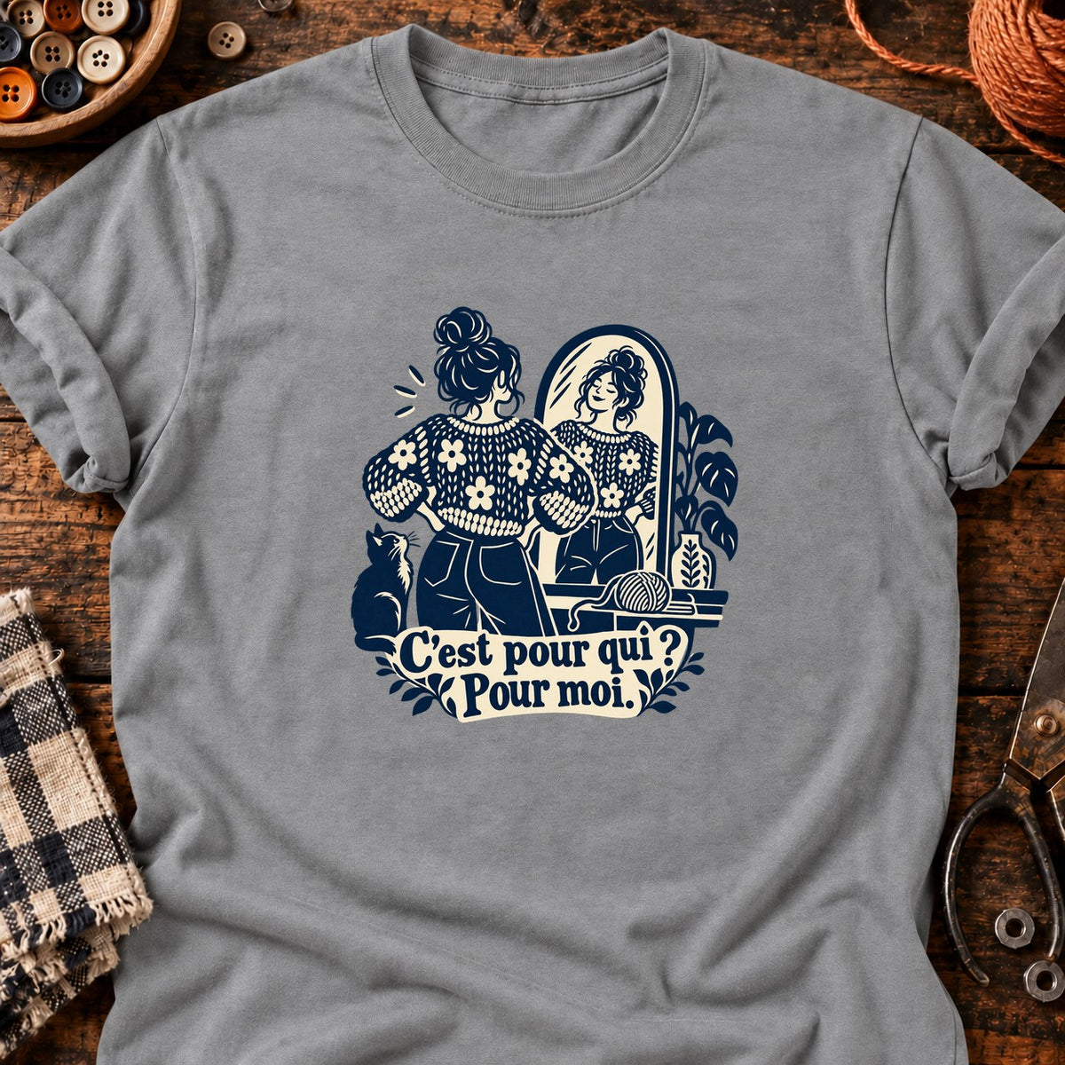 Femme admirant son pull fait main — T-shirt gris chiné