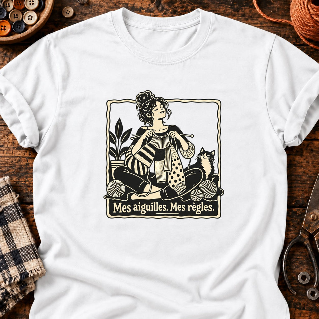 Mes aiguilles. Mes règles. Femme tricotant — T-shirt blanc