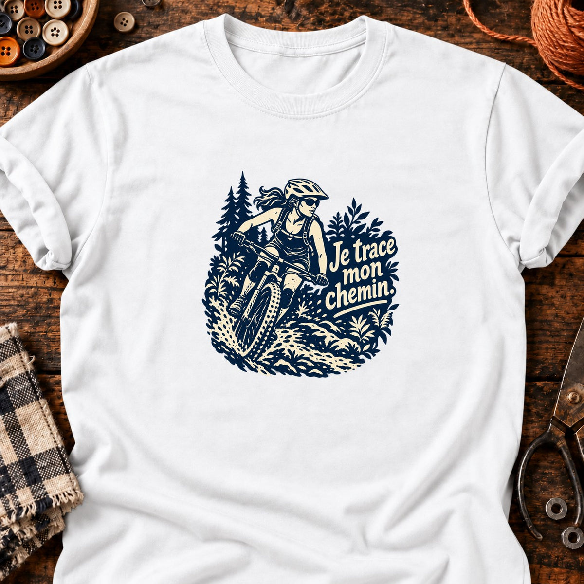 VTT femme en forêt boueuse — T-shirt blanc