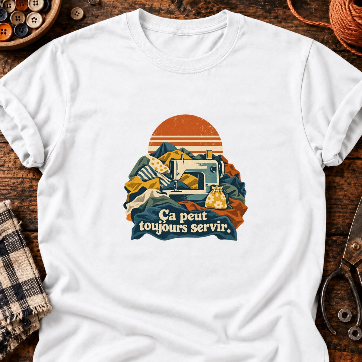 Machine à coudre rétro montagnes de tissu — T-shirt blanc