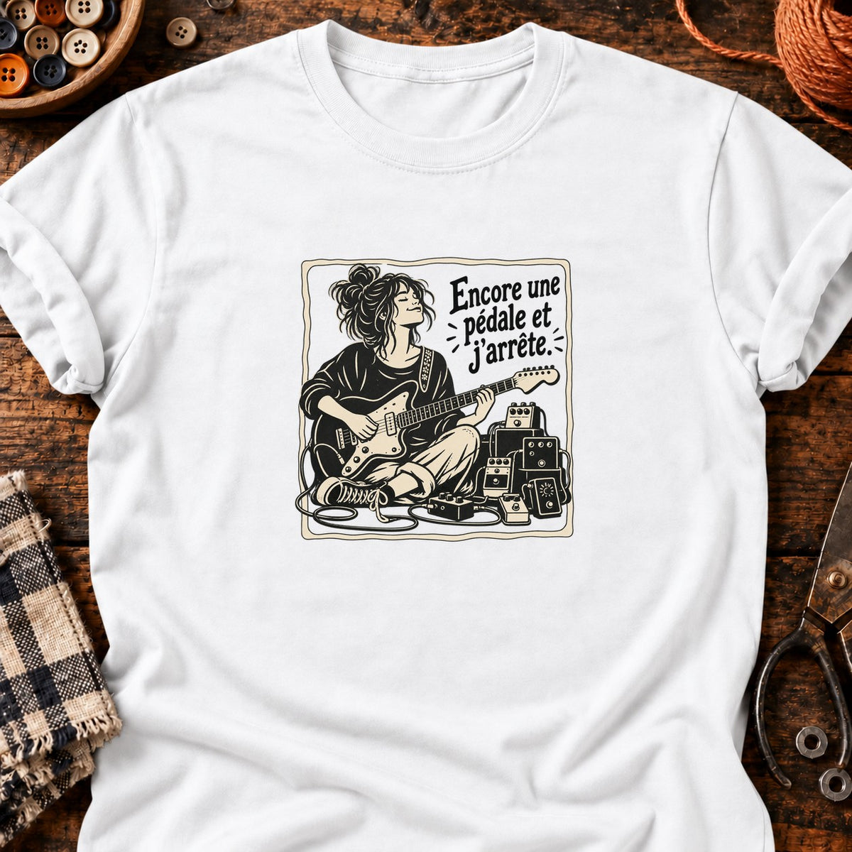 Guitariste et pédales Encore une pédale et j’arrête — T-shirt blanc