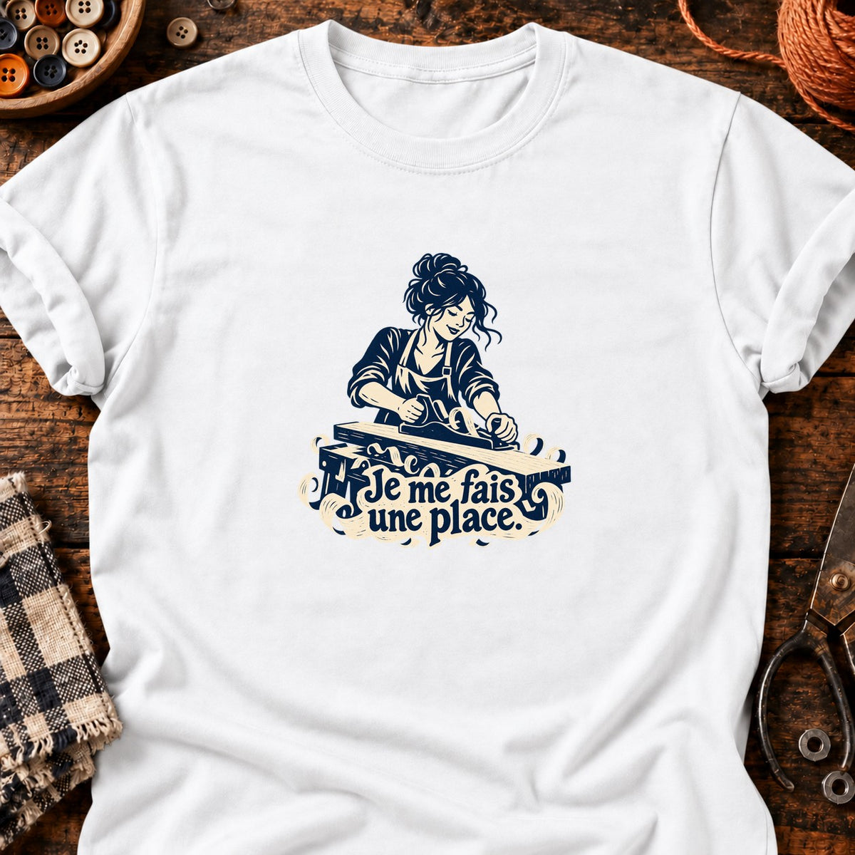 Je me fais une place — Menuiserie — T-shirt blanc