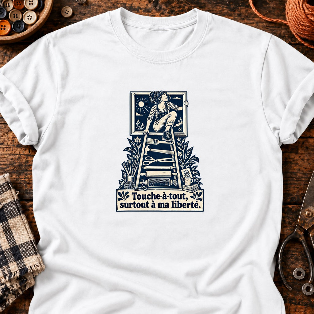 Femme libre sur échelle d’outils — T-shirt blanc