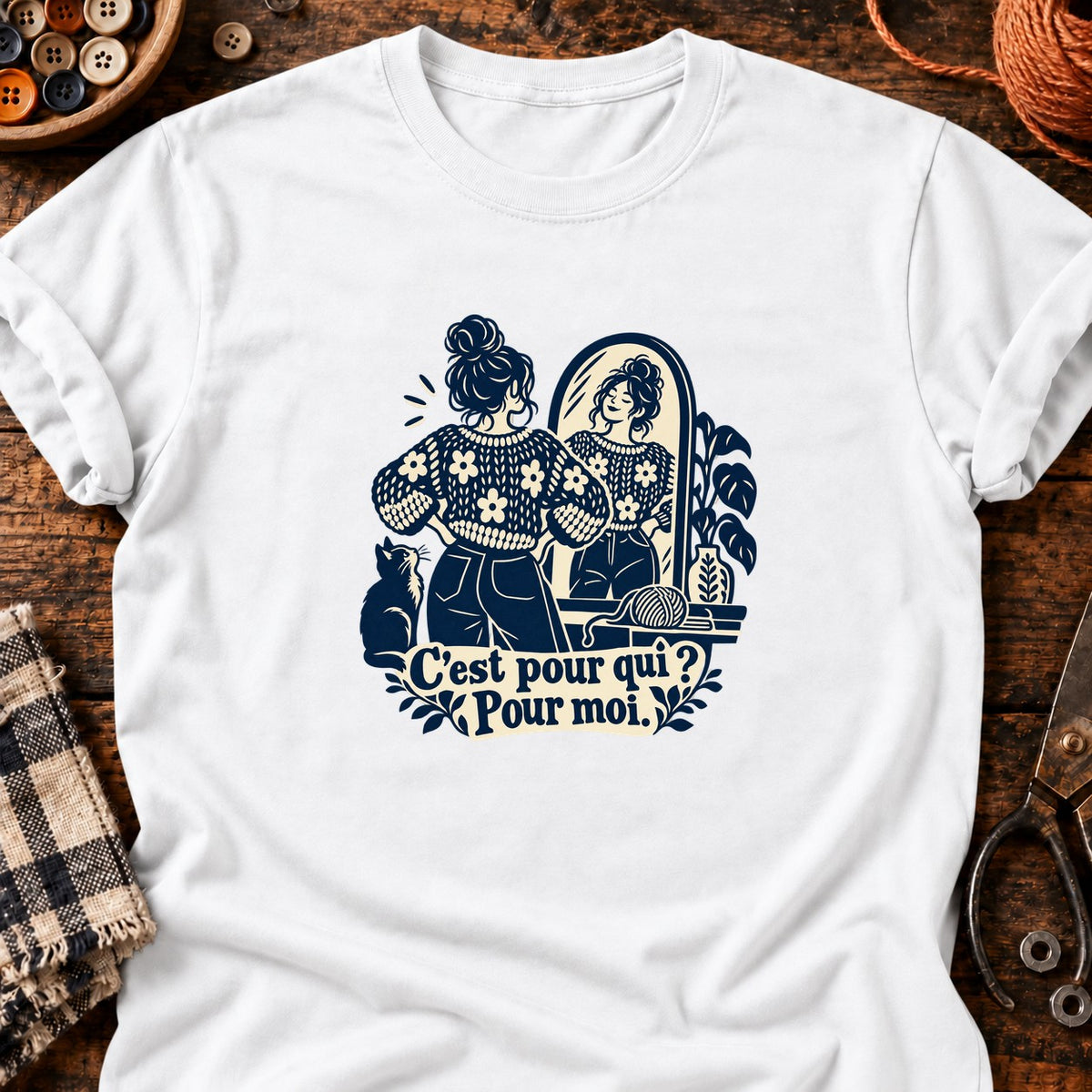 Femme admirant son pull fait main — T-shirt blanc